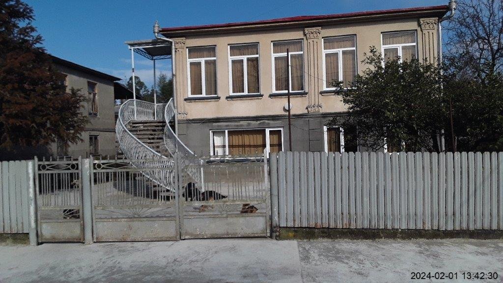 სასოფლო-სამეურნეო (საკარმიდამო) მიწის ნაკვეთი შენობით, ქალაქი ზუგდიდი, ქუჩა კ. გამსახურდია, შესახვევი მესამე, N 18