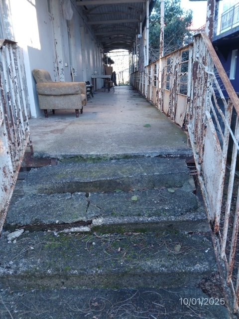 არასასოფლო სამეურნეო მიწის ნაკვეთი შენობით, ქალაქი ქობულეთი, გამზირი აღმაშენებლი, N 460