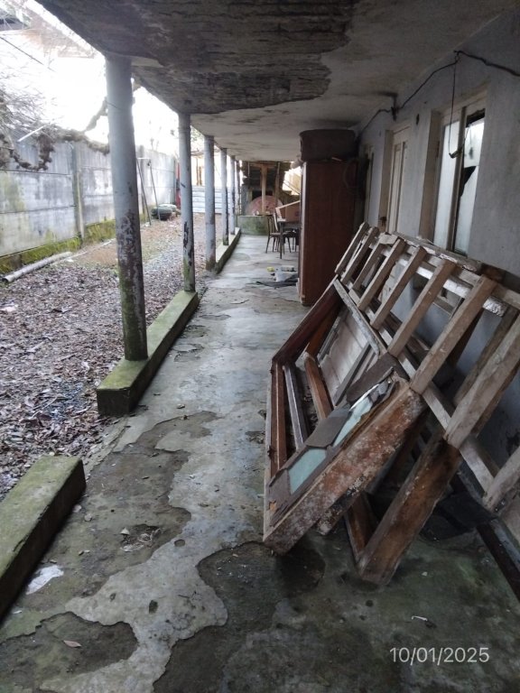 არასასოფლო სამეურნეო მიწის ნაკვეთი შენობით, ქალაქი ქობულეთი, გამზირი აღმაშენებლი, N 460