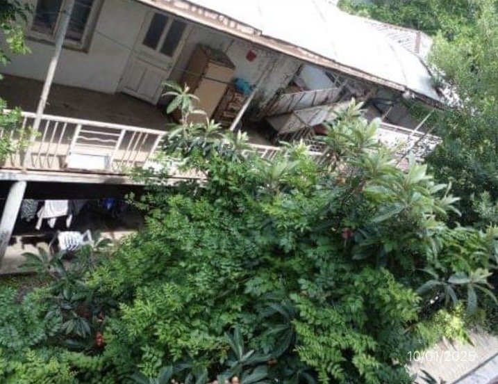 არასასოფლო სამეურნეო მიწის ნაკვეთი შენობით, ქალაქი ქობულეთი, გამზირი აღმაშენებლი, N 460