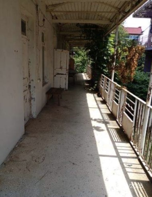 არასასოფლო სამეურნეო მიწის ნაკვეთი შენობით, ქალაქი ქობულეთი, გამზირი აღმაშენებლი, N 460