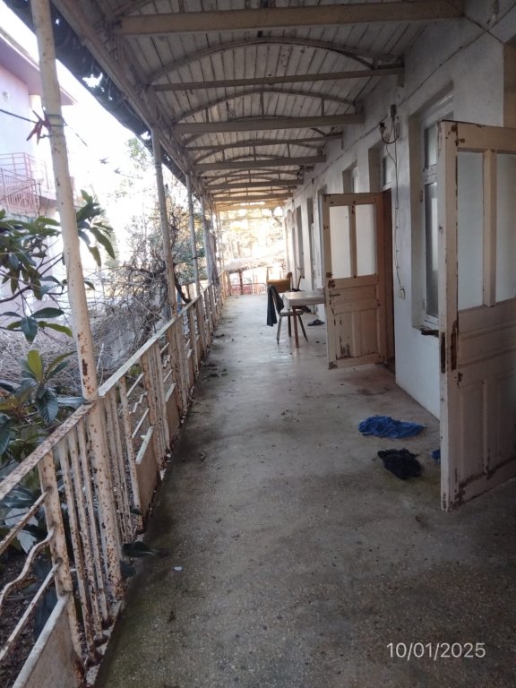 არასასოფლო სამეურნეო მიწის ნაკვეთი შენობით, ქალაქი ქობულეთი, გამზირი აღმაშენებლი, N 460