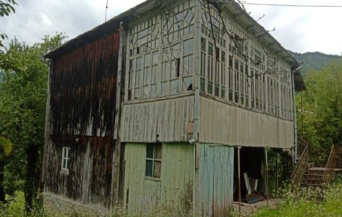 სასოფლო-სამეურნეო მიწის ნაკვეთი შენობით, ხარაგაულის მუნიციპალიტეტი, სოფელი ფარცხნალი, მე-3 ქუჩის I შესახვევი, N 8
