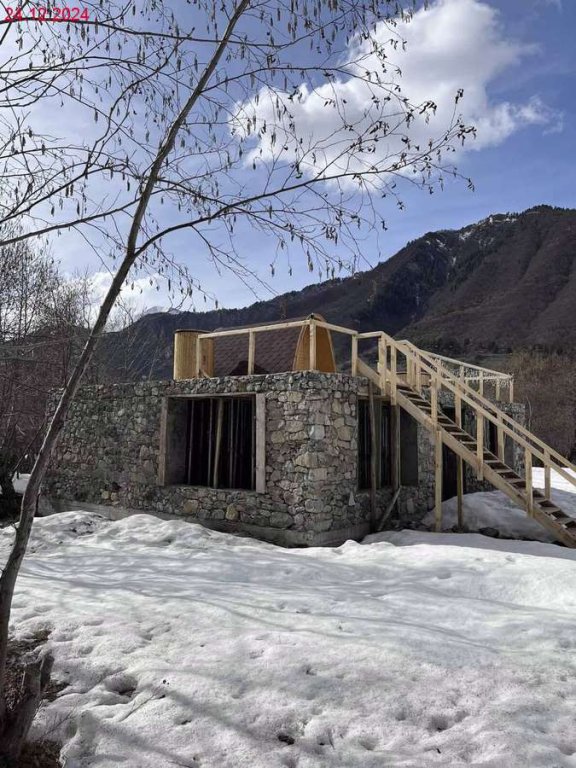 სასოფლო-სამეურნეო მიწის ნაკვეთი შენობით, მესტია, ქუჩა კახიანი