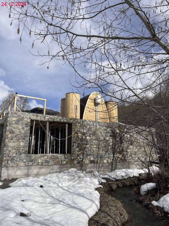 სასოფლო-სამეურნეო მიწის ნაკვეთი შენობით, მესტია, ქუჩა კახიანი