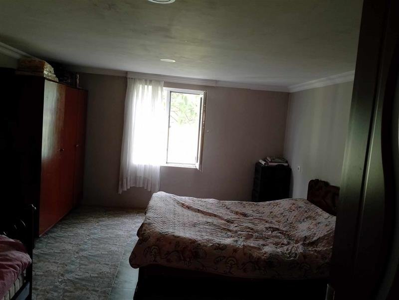 სასოფლო-სამეურნეო (საკარმიდამო) მიწის ნაკვეთი შენობით, მუნიციპალიტეტი სამტრედია, ადმინისტრაციული ერთეული მელაური, ნაკვეთი 877