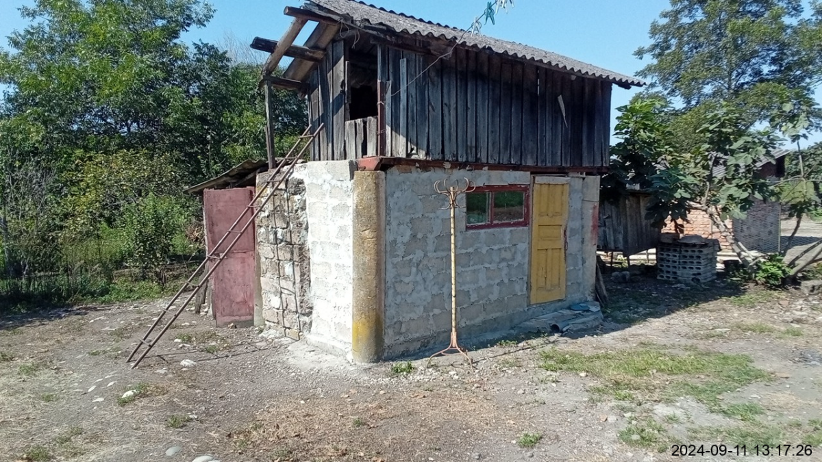 სასოფლო-სამეურნეო (საკარმიდამო) მიწის ნაკვეთი შენობით, მუნიციპალიტეტი ხობი, ადმინისტრაციული ერთეული ახალი სოფელი, ნაკვეთი 064