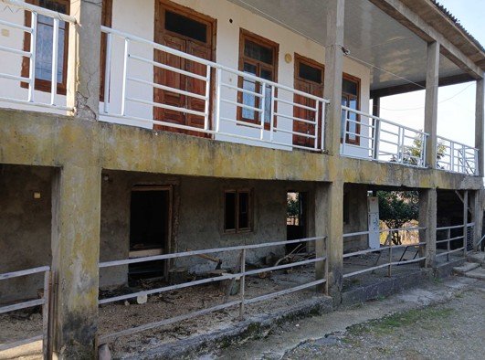 სასოფლო-სამეურნეო მიწის ნაკვეთი შენობით, ქობულეთის მუნიციპალიტეტი, სოფელი კვირიკე, მე-2 ქუჩა, N12