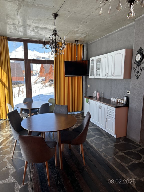 არასასოფლო სამეურნეო მიწის ნაკვეთი შენობით, ყაზბეგის მუნიციპალიტეტი, სოფელი გუდაური, მე-9 ქუჩის I ჩიხი, N 4