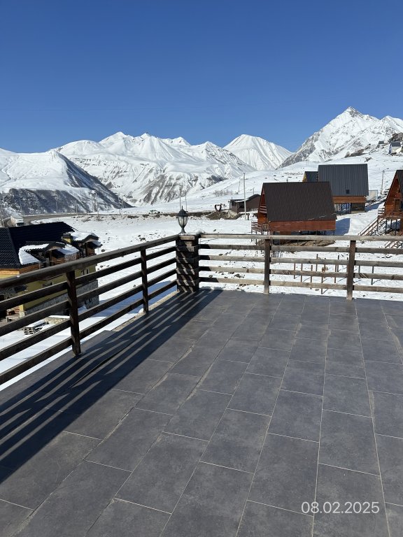 არასასოფლო სამეურნეო მიწის ნაკვეთი შენობით, ყაზბეგის მუნიციპალიტეტი, სოფელი გუდაური, მე-9 ქუჩის I ჩიხი, N 4