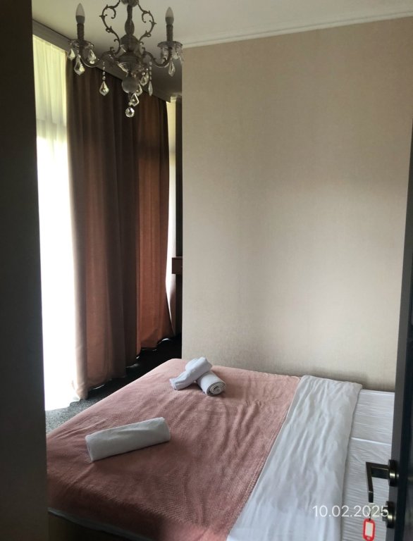 არასასოფლო სამეურნეო მიწის ნაკვეთი შენობით, ყაზბეგის მუნიციპალიტეტი, სოფელი გუდაური, მე-9 ქუჩის I ჩიხი, N 4