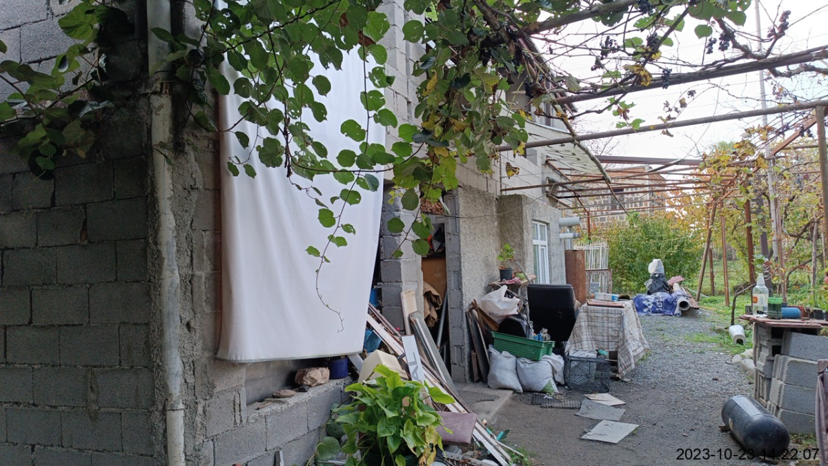 სასოფლო-სამეურნეო (საკარმიდამო) მიწის ნაკვეთი შენობით, ლაგოდეხის მუნიციპალიტეტი, სოფელი ნინიგორი, შმაგი ნოზაძის ქუჩა, N 44