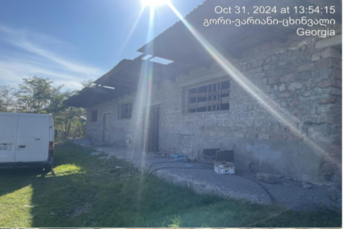 სასოფლო-სამეურნეო (საკარმიდამო) მიწის ნაკვეთი შენობით, მუნიციპალიტეტი გორი, ადმინისტრაციული ერთეული ნიქოზი, ბლოკი 073, ნაკვეთი 001