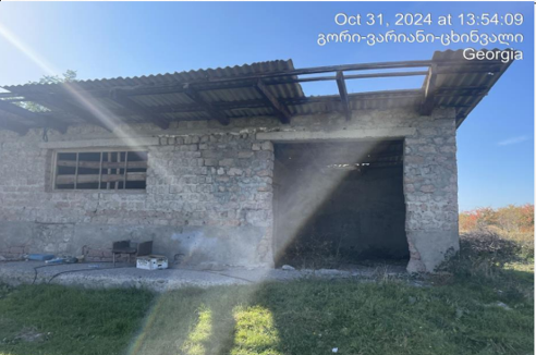 სასოფლო-სამეურნეო (საკარმიდამო) მიწის ნაკვეთი შენობით, მუნიციპალიტეტი გორი, ადმინისტრაციული ერთეული ნიქოზი, ბლოკი 073, ნაკვეთი 001