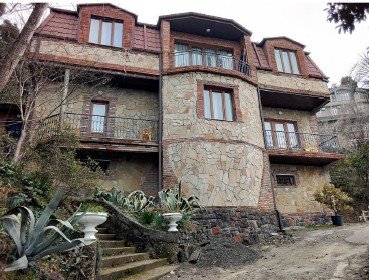 სასოფლო-სამეურნეო მიწის ნაკვეთი შენობით, ქალაქი ბათუმი, თბილისის ქუჩა, N 41; ქალაქი ბათუმი, დასახლება მწვანე კონცხი