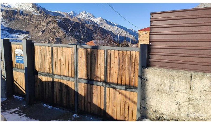 სასოფლო-სამეურნეო მიწის ნაკვეთი შენობით, მუნიციპალიტეტი ყაზბეგი, დაბა სტეფანწმინდა