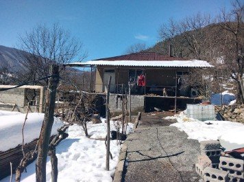 სასოფლო-სამეურნეო (საკარმიდამო) მიწის ნაკვეთი შენობით, მუნიციპალიტეტი ამბროლაური, ადმინისტრაციული ერთეული იწა, ნაკვეთი 261