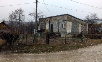 სასოფლო-სამეურნეო (საკარმიდამო) მიწის ნაკვეთი შენობით, დუშეთის მუნიციპალიტეტი, სოფელი ბაზალეთი, მე-15 ქუჩა, N 5