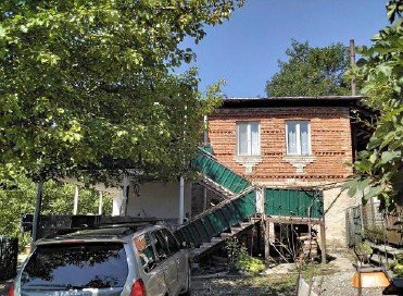 არასასოფლო სამეურნეო მიწის ნაკვეთი შენობით, ტყიბულის მუნიციპალიტეტი, ქალაქი ტყიბული, სვანეთის ქუჩა, N 32