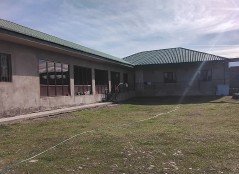 სასოფლო-სამეურნეო (საკარმიდამო) მიწის ნაკვეთი შენობით, თელავის მუნიციპალიტეტი, სოფელი ყარაჯალა, მე-9 ქუჩა N22