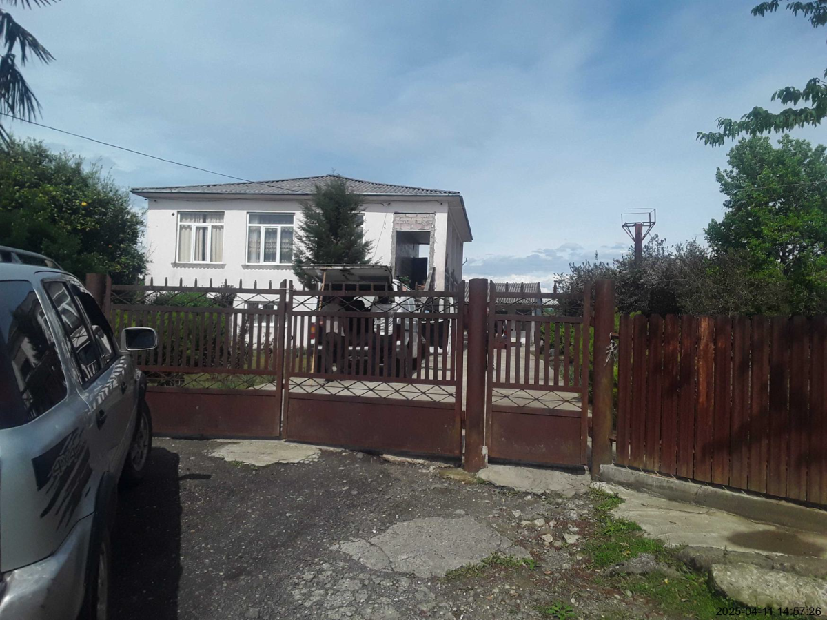 სასოფლო-სამეურნეო (საკარმიდამო) მიწის ნაკვეთი შენობით, ზუგდიდის მუნიციპალიტეტი, სოფელი ცაიში, ბონძი სორდიას ქუჩა, N 27