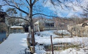 სასოფლო-სამეურნეო (საკარმიდამო) მიწის ნაკვეთი შენობით, მუნიციპალიტეტი კასპი, ადმინისტრაციული ერთეული ქვემო ჭალა, ნაკვეთი 527