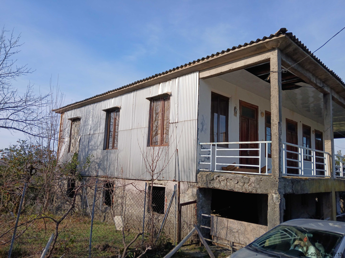 სასოფლო-სამეურნეო მიწის ნაკვეთი შენობით, ქობულეთის მუნიციპალიტეტი, სოფელი კვირიკე, მე-2 ქუჩა, N12